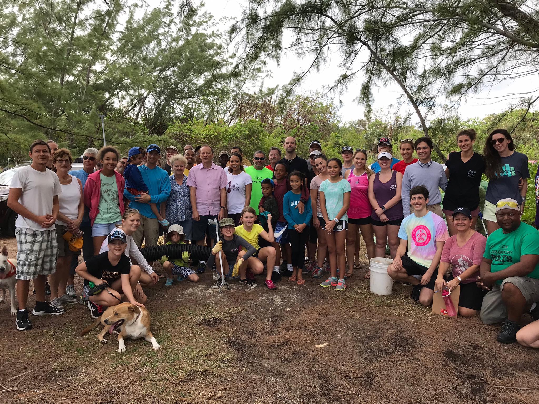 Governor and wife with beach cleanup participants